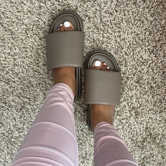 H&M Slides/SOLD - Picture 6 of 9